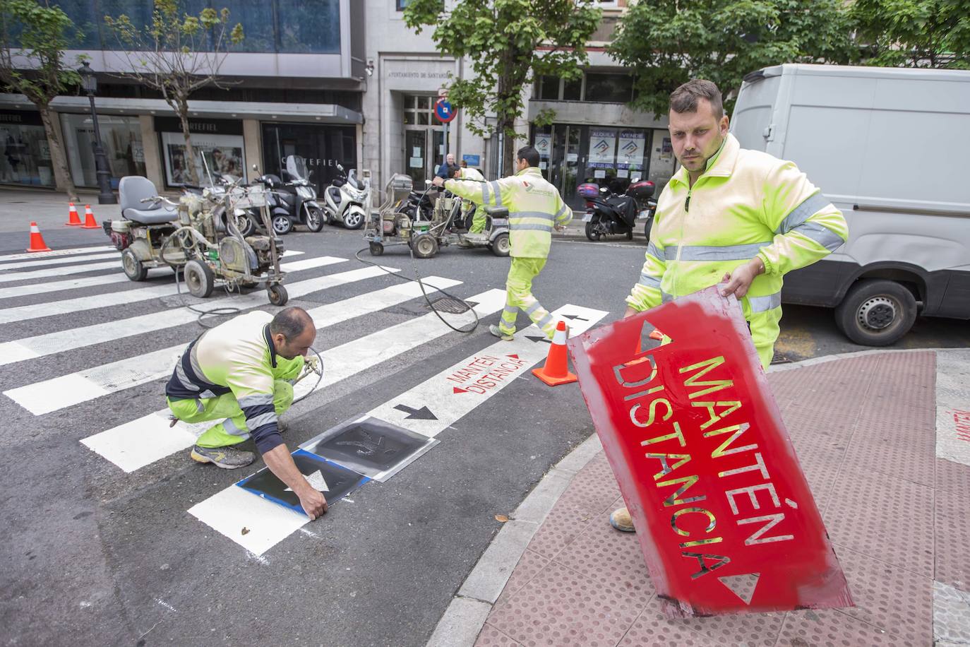 El Ayuntamiento de Santander ha comenzado a señalizar los pasos de cebra de la ciudad, especialmente los más concurridos, y estudia ampliar los tiempos de los semáforos con el objetivo de regular el cruce de los peatones garantizando la distancia de seguridad necesaria.