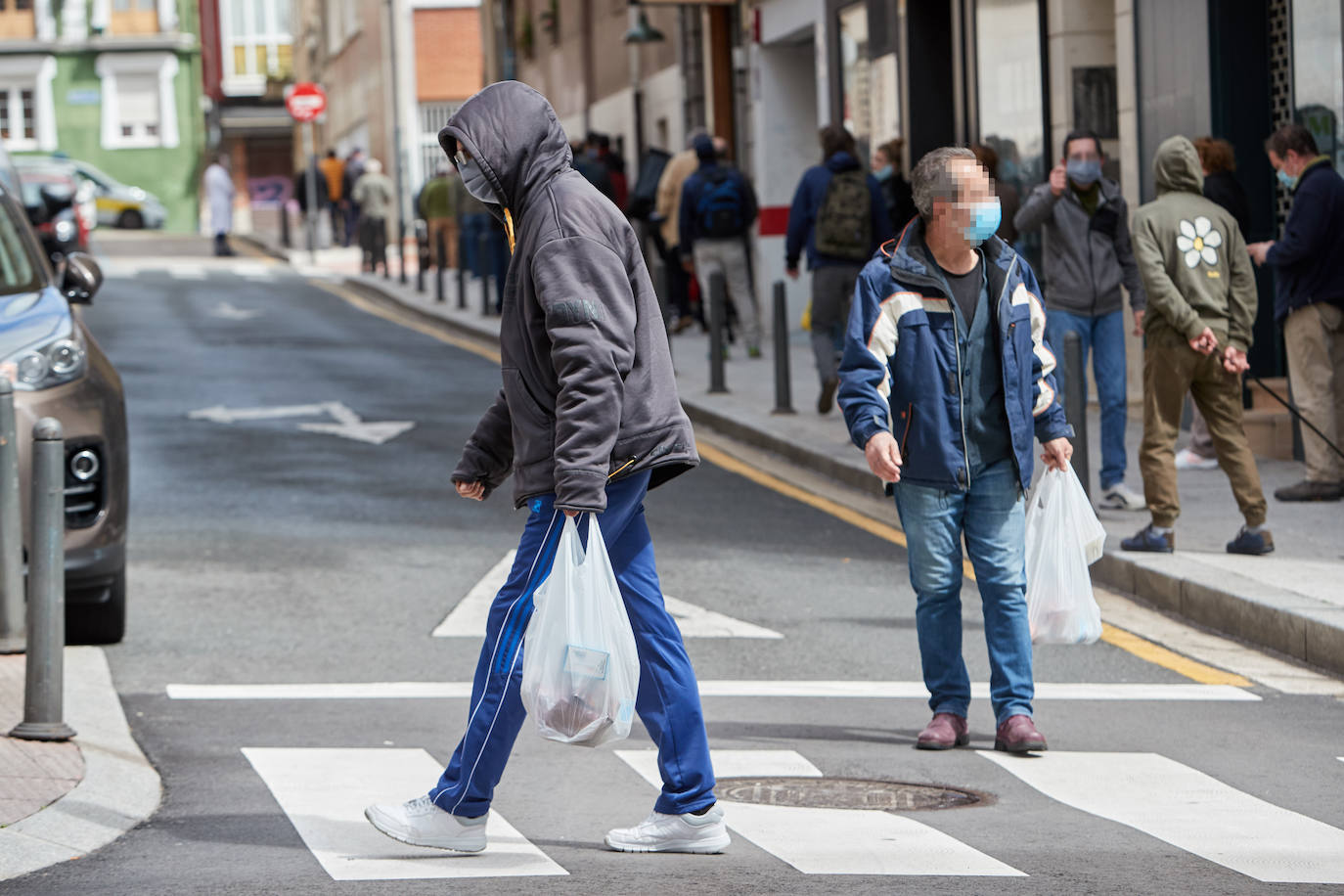 La cola ante la Cocina Económica, en Santander, es una de las imágenes más demoledoras desde el punto de vista social que deja esta crisis