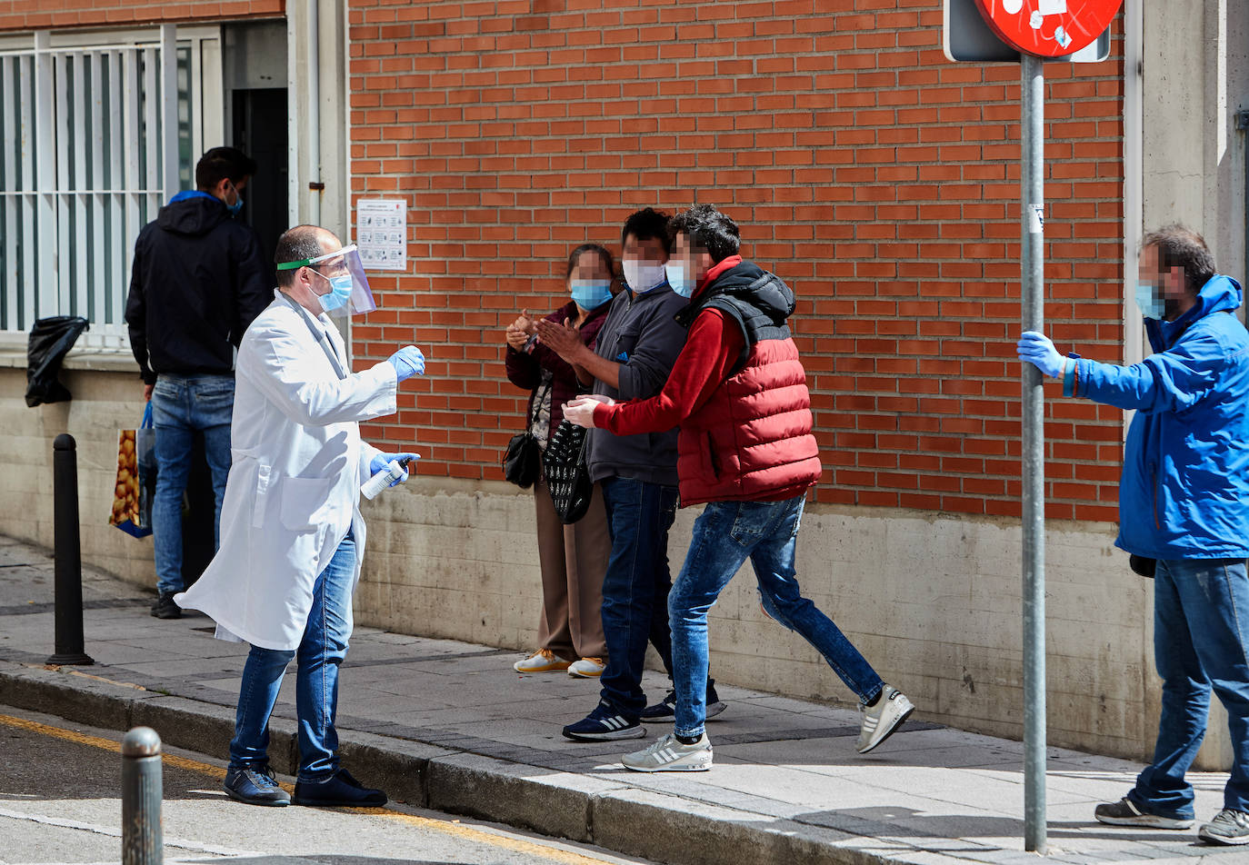 La cola ante la Cocina Económica, en Santander, es una de las imágenes más demoledoras desde el punto de vista social que deja esta crisis