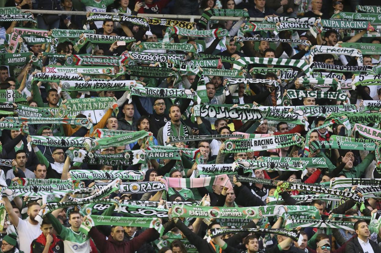 La Gradona ha apoyado la actitud de la plantilla, esta vez fuera del estadio. 