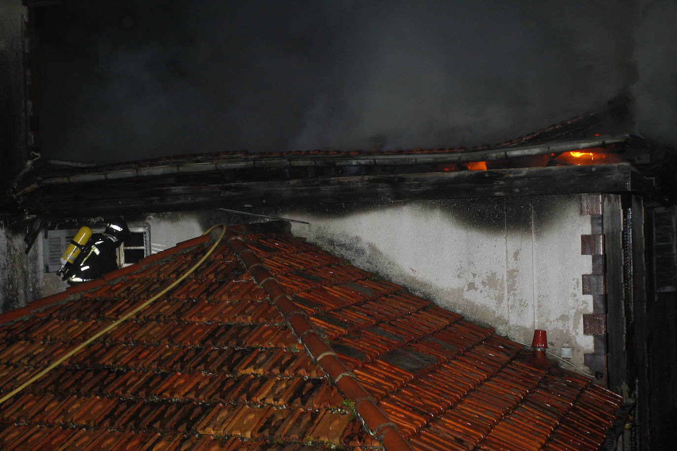  Sobre las nueve de la noche se ha desatado un incendio en la conocida como la Casa de Los bedia, en Suances. Un casona del siglo XIX muy conocida y situada junto a la playa de la Concha. El fuego ha calcinado casi por completo esta emblemática construcción del siglo XIX..