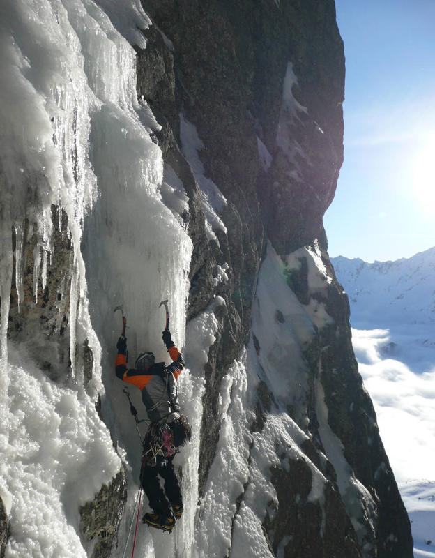 Escalando una efimera joya helada de los Pirineos. 