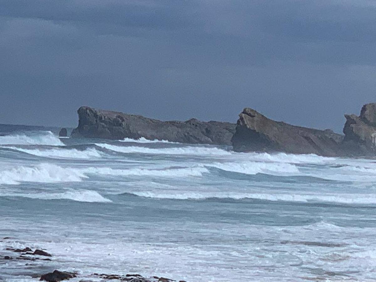 La costa de Cantabria está este jueves en alerta amarilla por fenómenos costeros adversos, según la previsión de la Agencia Estatal de Meteorología (Aemet). El aviso por oleaje permanecerá activo desde el mediodía hasta la medianoche, tramo en el que se prevé en el litoral cántabro mar combinada del noroeste de 4 metros.