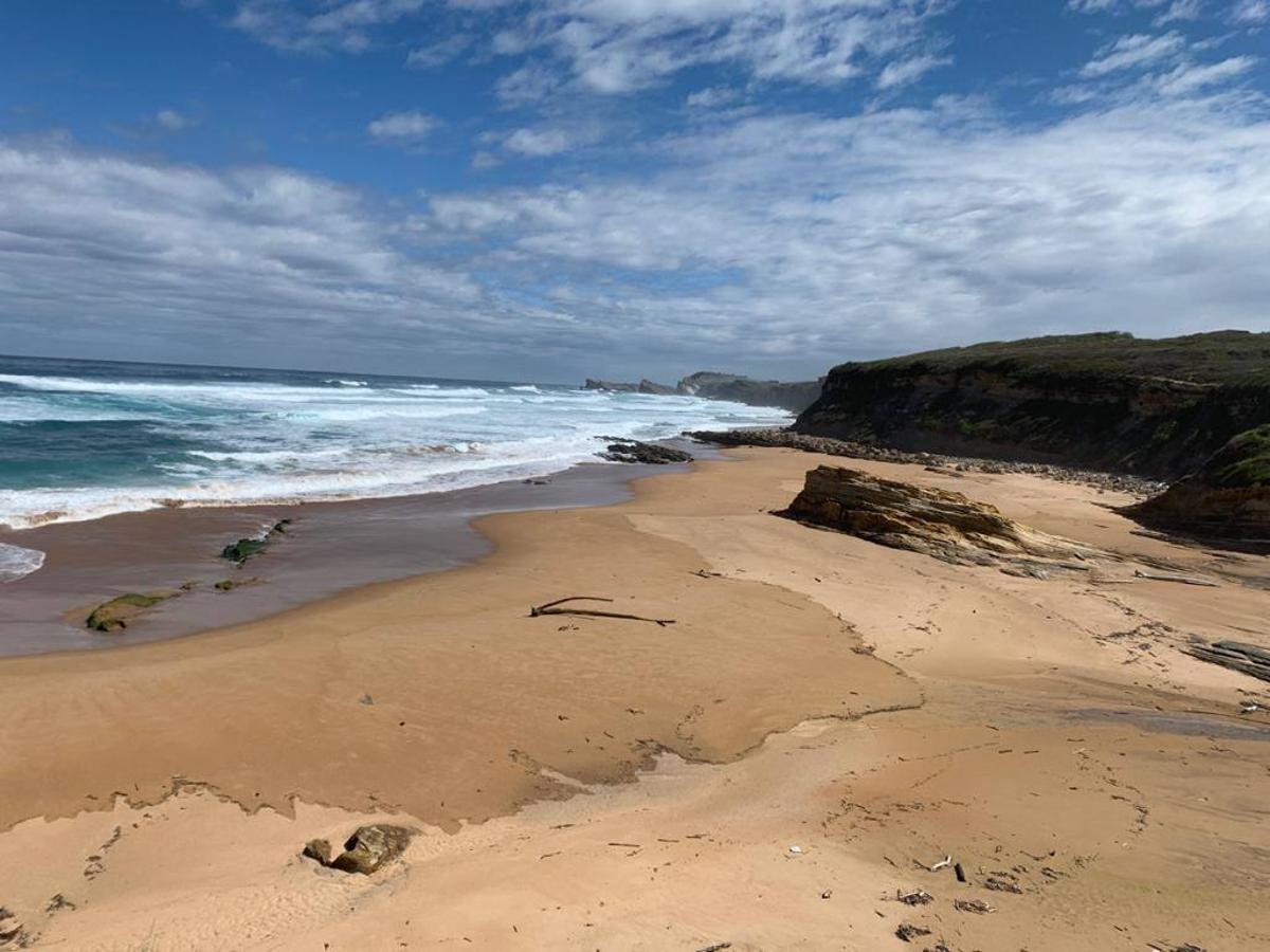 La costa de Cantabria está este jueves en alerta amarilla por fenómenos costeros adversos, según la previsión de la Agencia Estatal de Meteorología (Aemet). El aviso por oleaje permanecerá activo desde el mediodía hasta la medianoche, tramo en el que se prevé en el litoral cántabro mar combinada del noroeste de 4 metros.