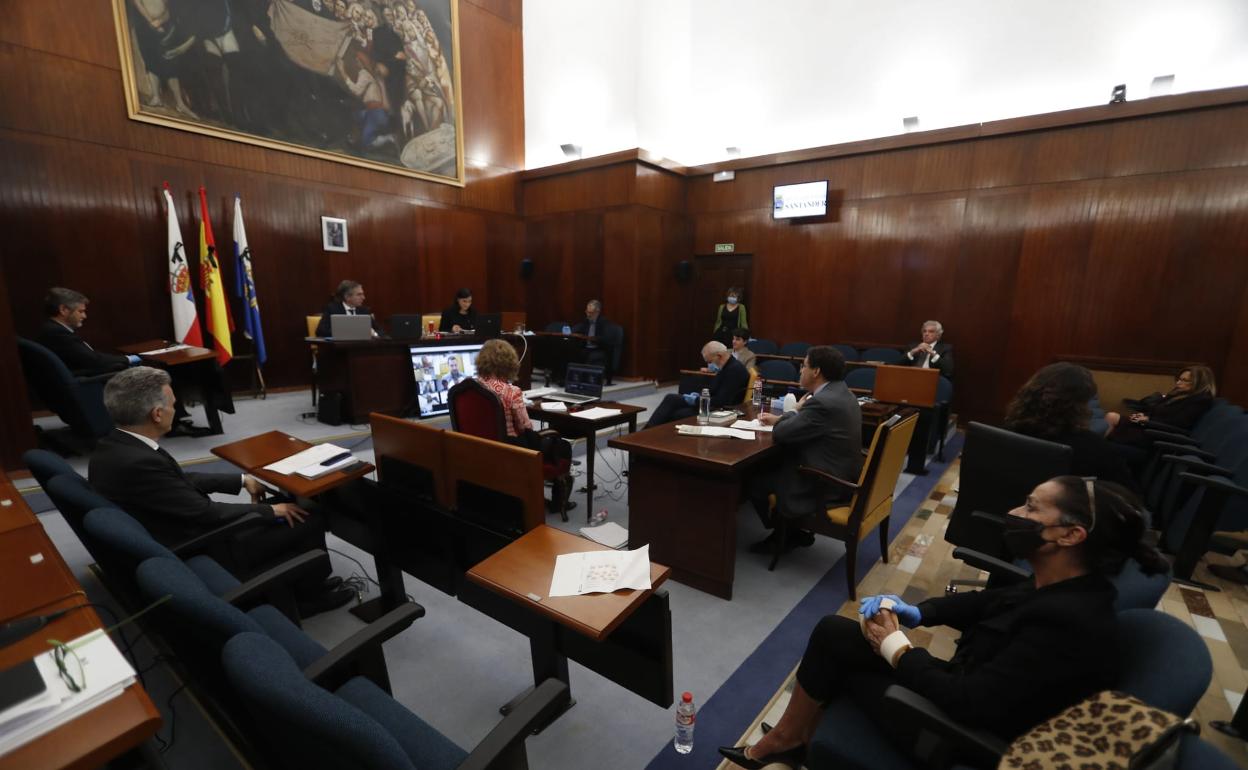 Pleno municipal, presencial y telemático, celebrado este jueves en el Ayuntamiento de Santander.