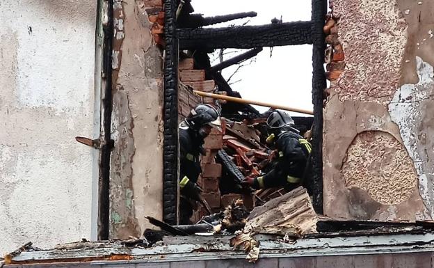 Imagen principal - Una colilla, posible causa del incendio que calcinó la Casa de los Bedia de Suances