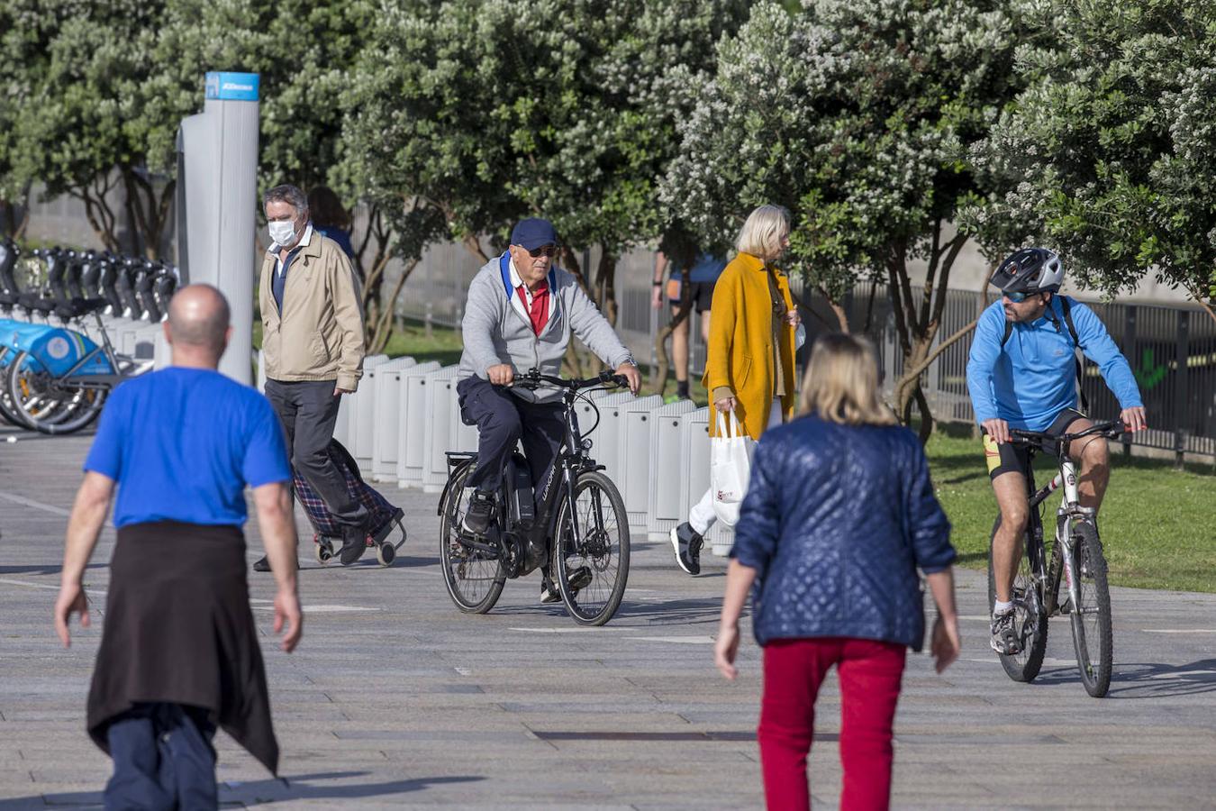 Fotos: Los santanderinos reaniman la ciudad a golpe de bici y caminatas