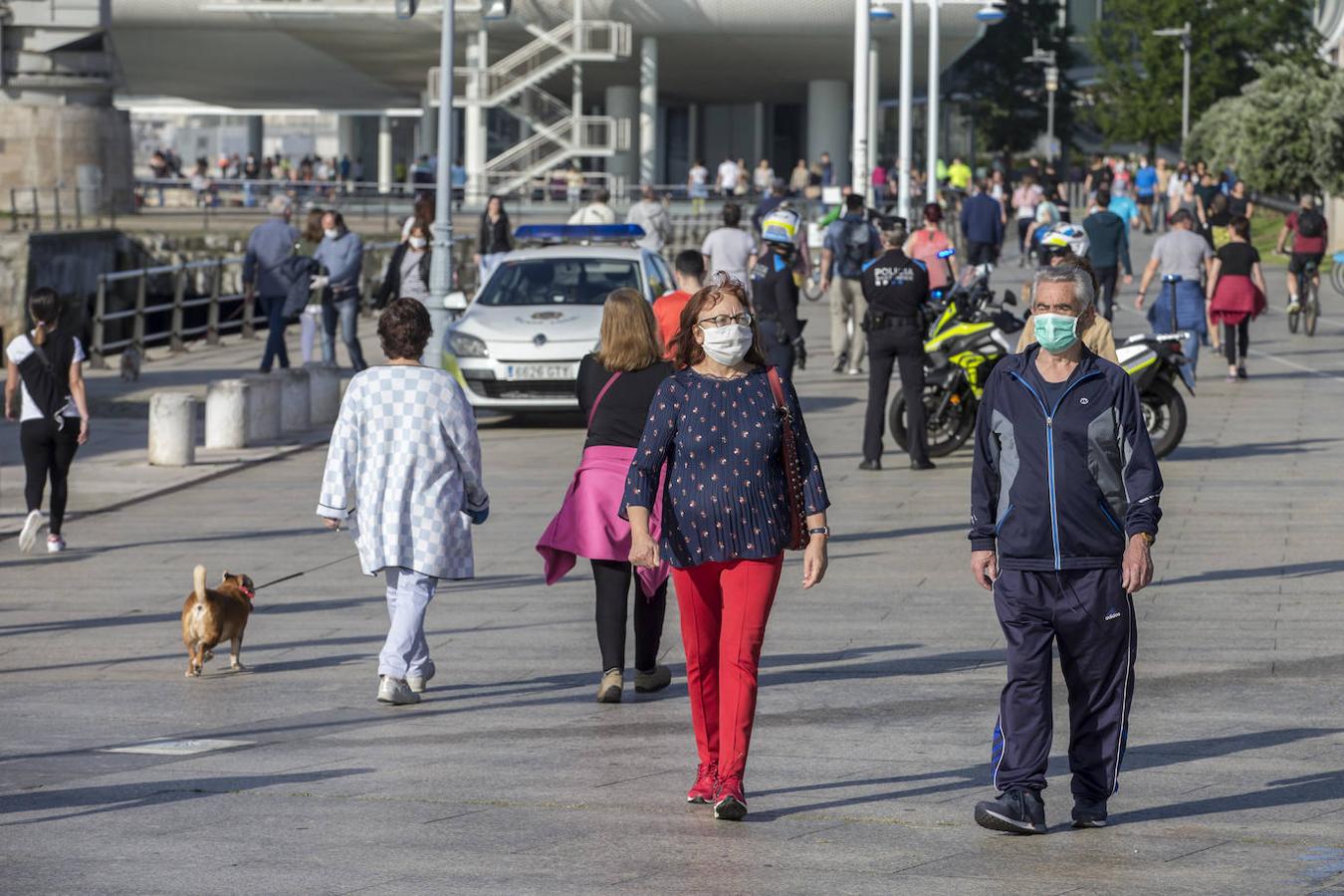 Fotos: Los santanderinos reaniman la ciudad a golpe de bici y caminatas