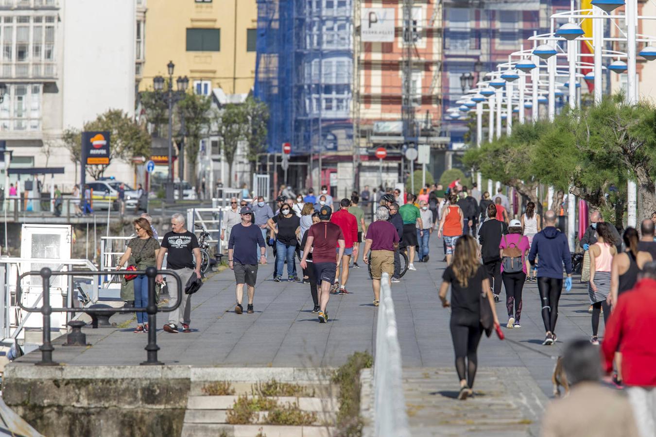 Fotos: Los santanderinos reaniman la ciudad a golpe de bici y caminatas