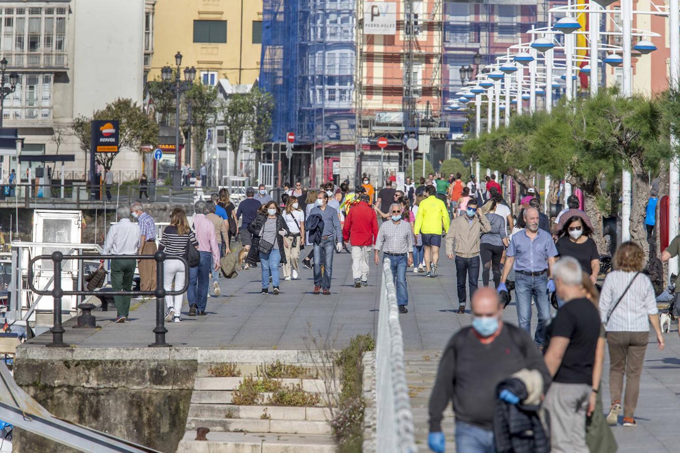 Fotos: Los santanderinos reaniman la ciudad a golpe de bici y caminatas