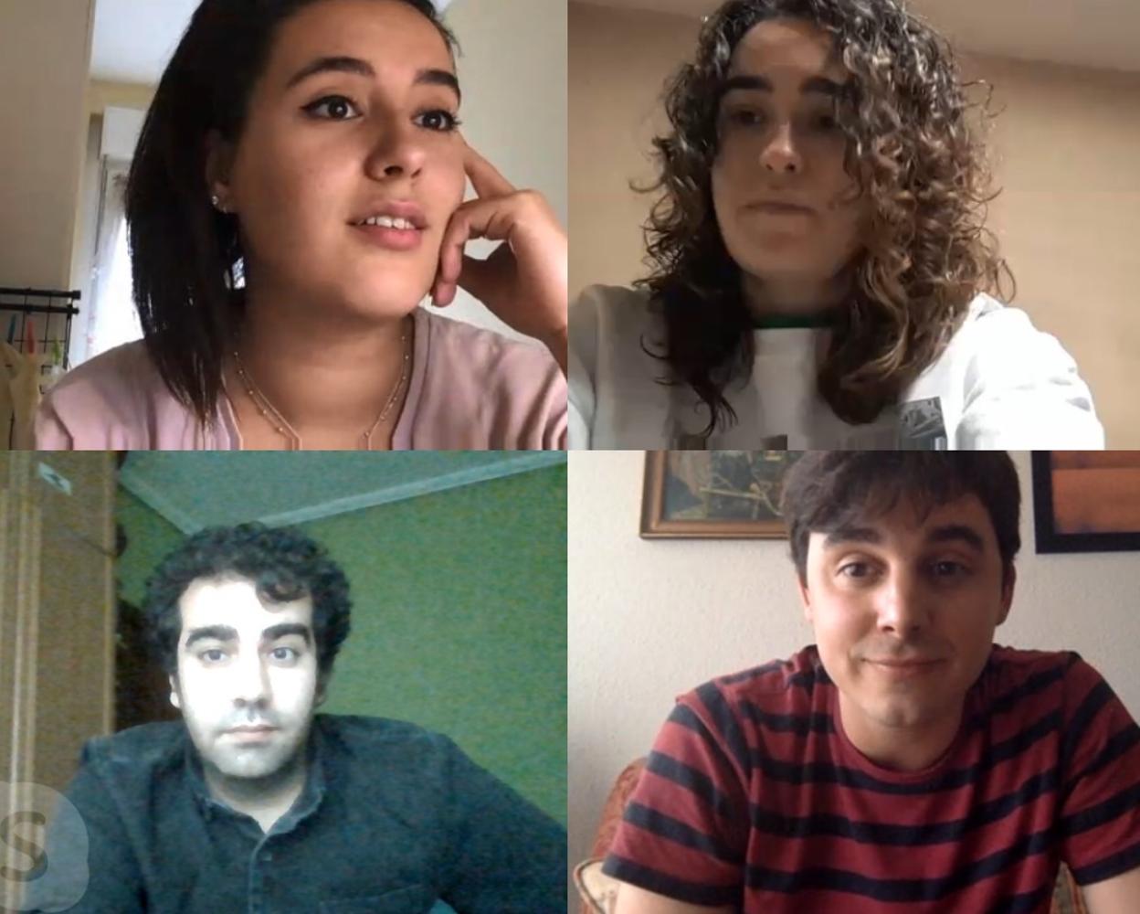 Arriba, las periodistas Ángela Casado (izquierda) y Laura Fonquernie; abajo, los redactores Dani Martínez (izquierda) y Javier Gangoiti. Parte del 'chat de los jovenzuelos', en videollamada. No cuela que duren mucho tiempo así de serios. 