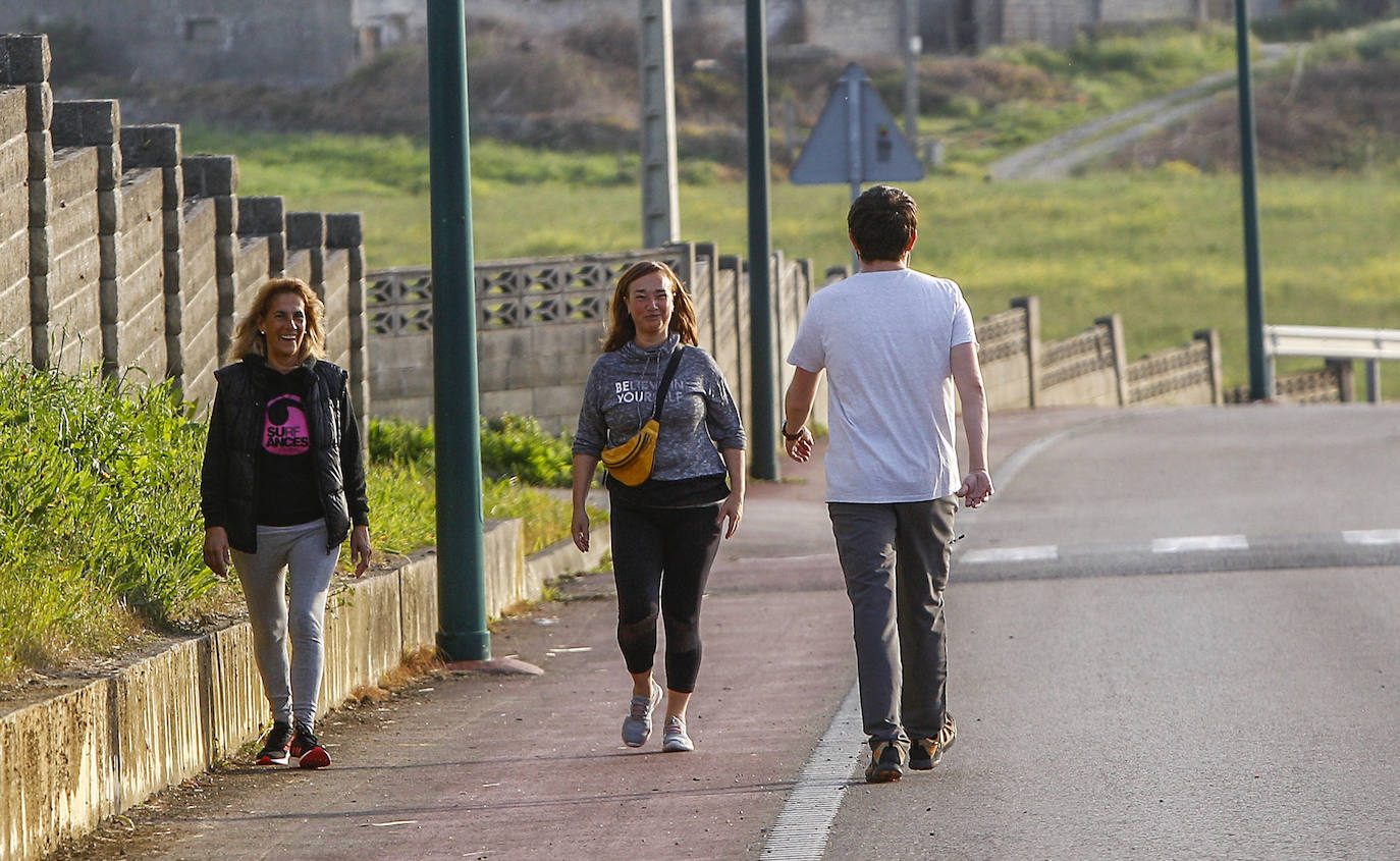 Fotos: Sol, playa, surf y paseantes en Suances