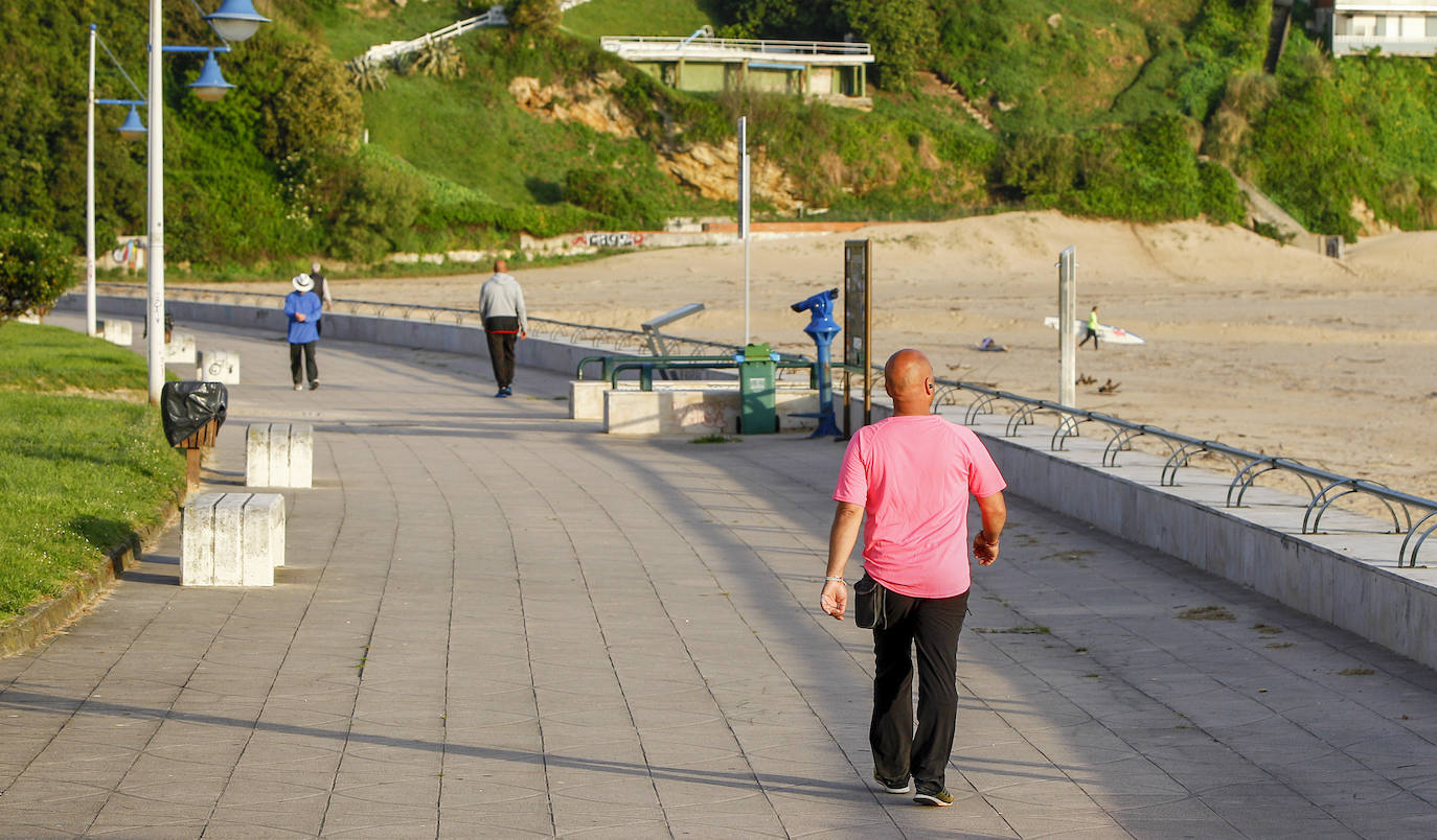 Fotos: Sol, playa, surf y paseantes en Suances