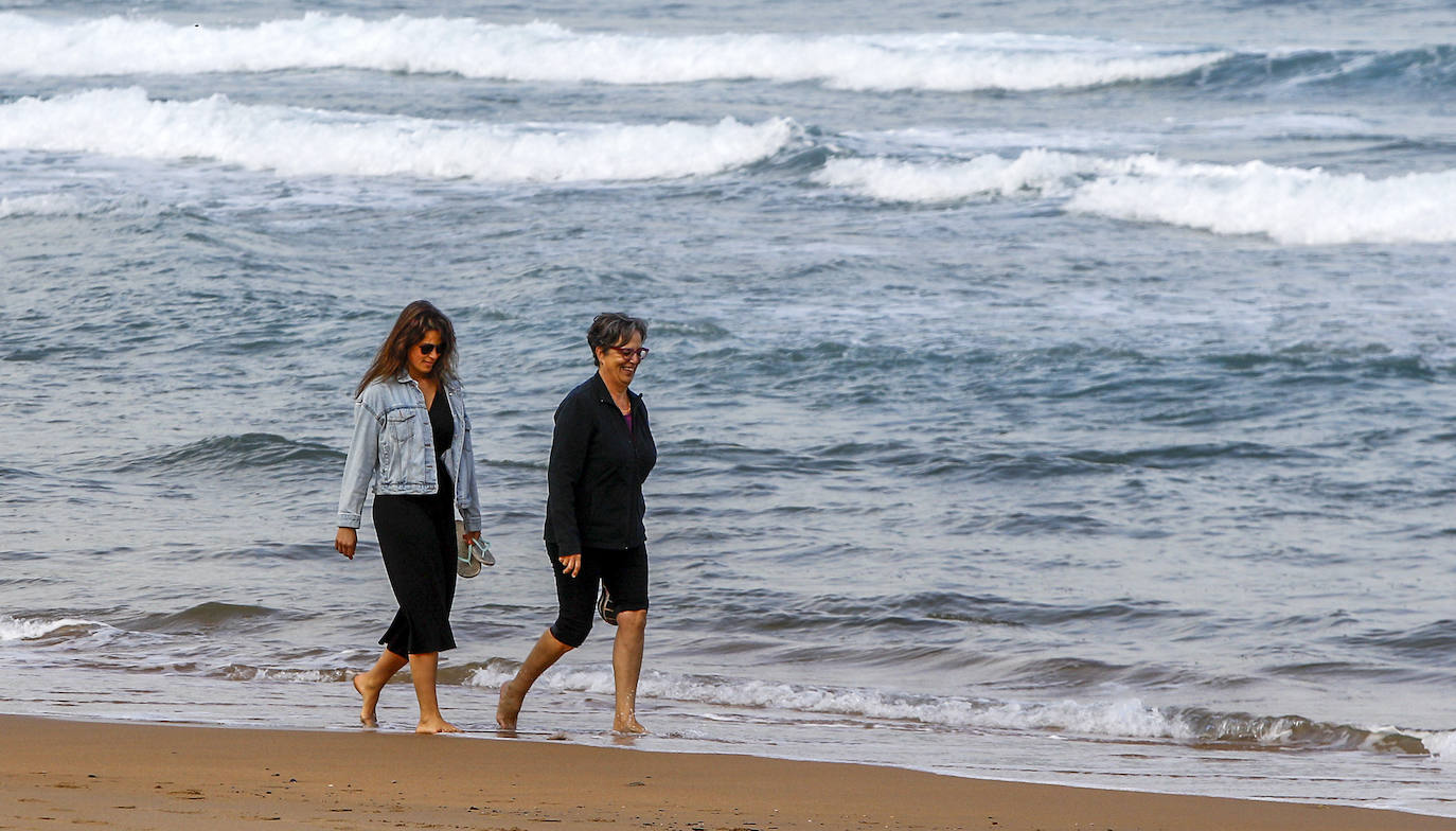 Fotos: Sol, playa, surf y paseantes en Suances