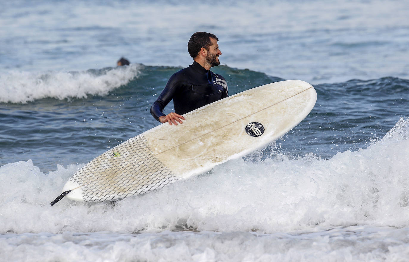 Fotos: Sol, playa, surf y paseantes en Suances