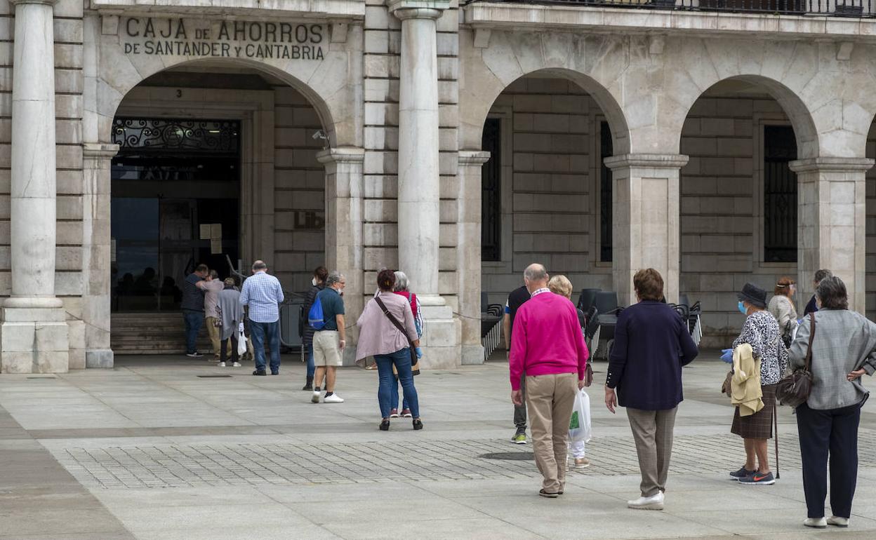 Colas este lunes por la mañana en la sucursal de Libebank en la Plaza Porticada de Santander