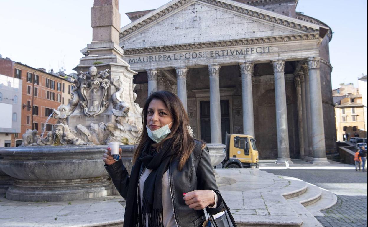 Una mujer toma un café en la Piazza della Rotonda en Roma