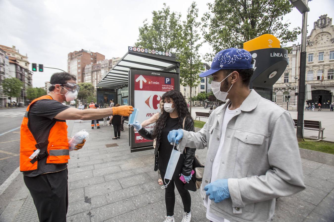 A partir de este lunes es obligatorio el uso de mascarillas en los transportes públicos. Delegación de Gobierno ha comenzado el reparto de 74.000 protectores en los principales nodos de comunicación de Cantabria.