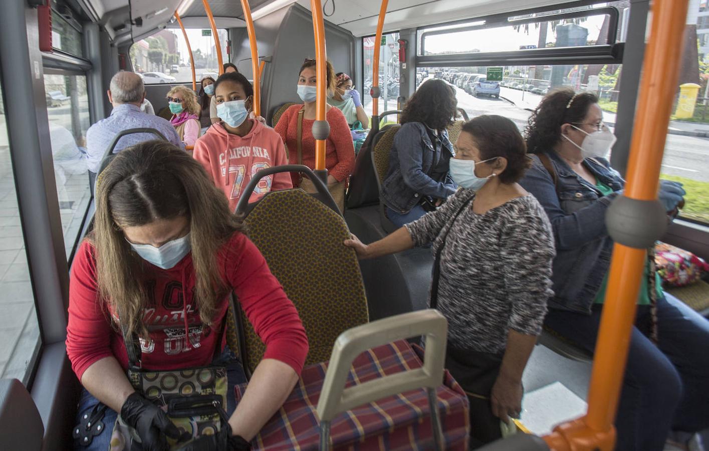 A partir de este lunes es obligatorio el uso de mascarillas en los transportes públicos. Delegación de Gobierno ha comenzado el reparto de 74.000 protectores en los principales nodos de comunicación de Cantabria.