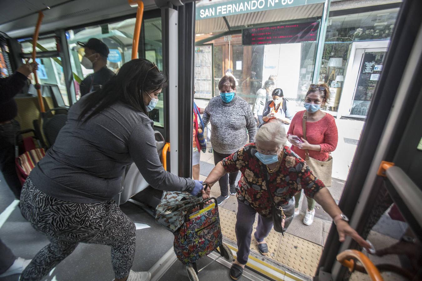 A partir de este lunes es obligatorio el uso de mascarillas en los transportes públicos. Delegación de Gobierno ha comenzado el reparto de 74.000 protectores en los principales nodos de comunicación de Cantabria.