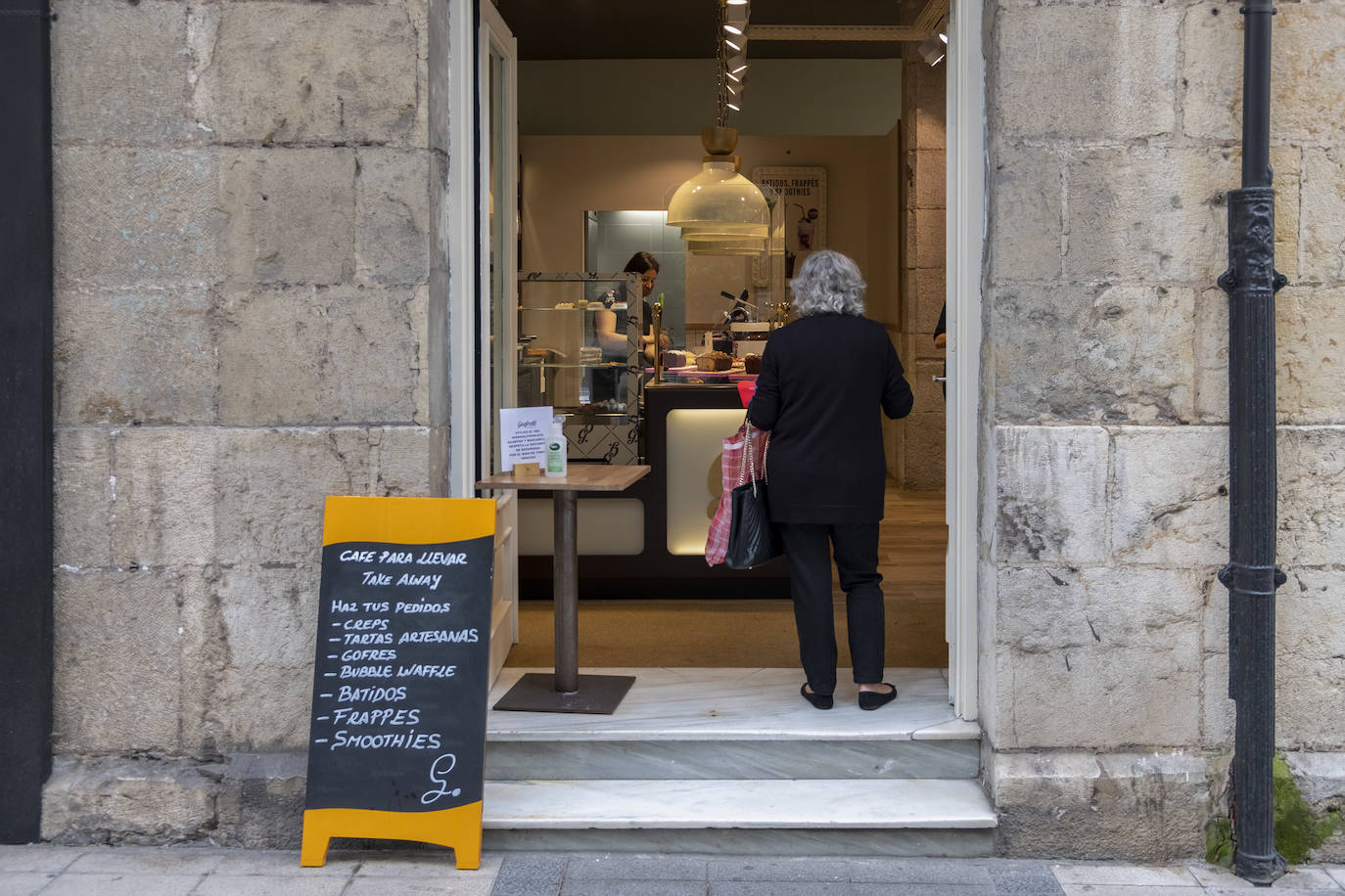 Excepto las peluquerías y algunos servicios muy puntuales con cita previa, los negocios que han abierto este lunes sus puertas en Cantabria son una excepción