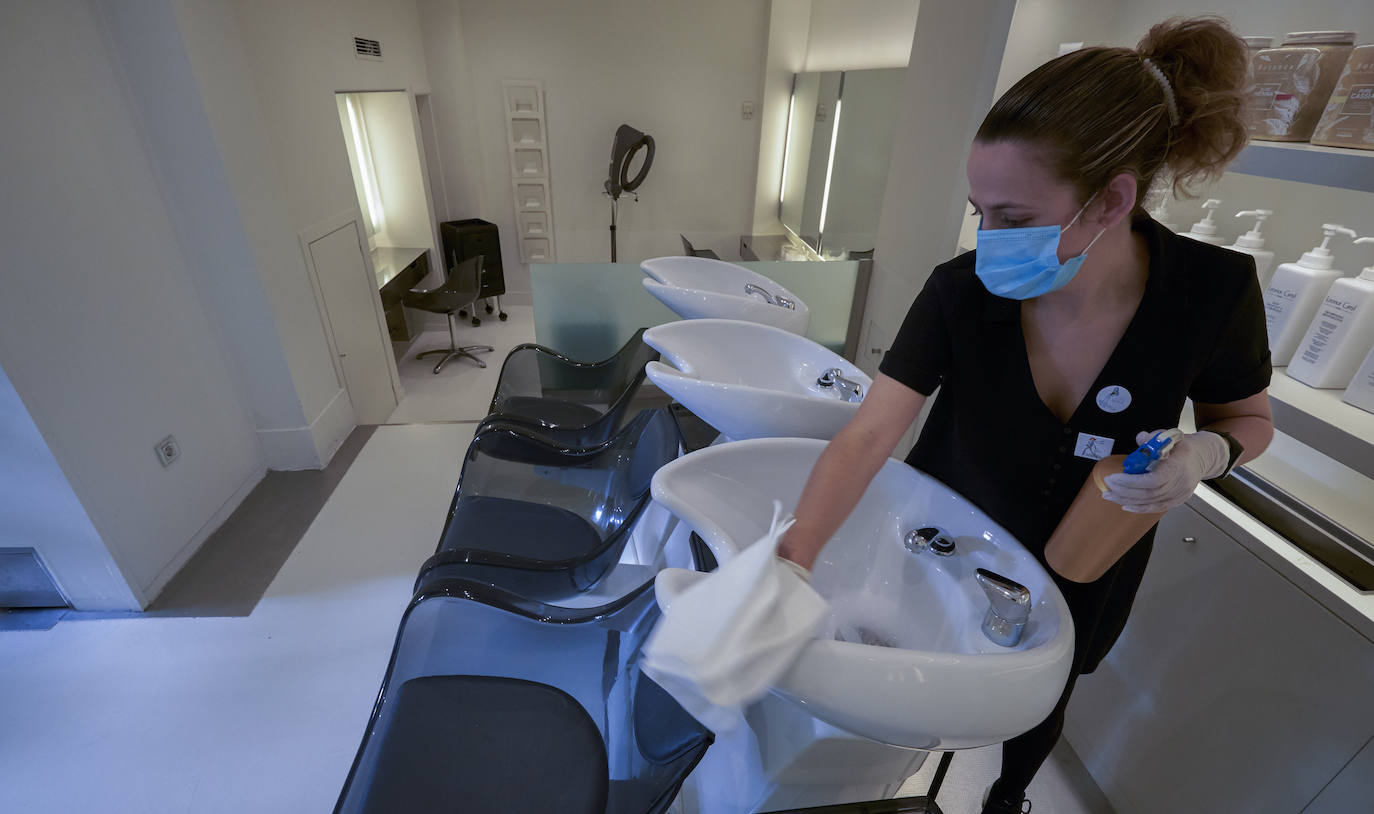 Excepto las peluquerías y algunos servicios muy puntuales con cita previa, los negocios que han abierto este lunes sus puertas en Cantabria son una excepción