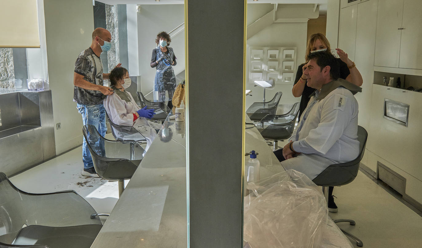 Excepto las peluquerías y algunos servicios muy puntuales con cita previa, los negocios que han abierto este lunes sus puertas en Cantabria son una excepción