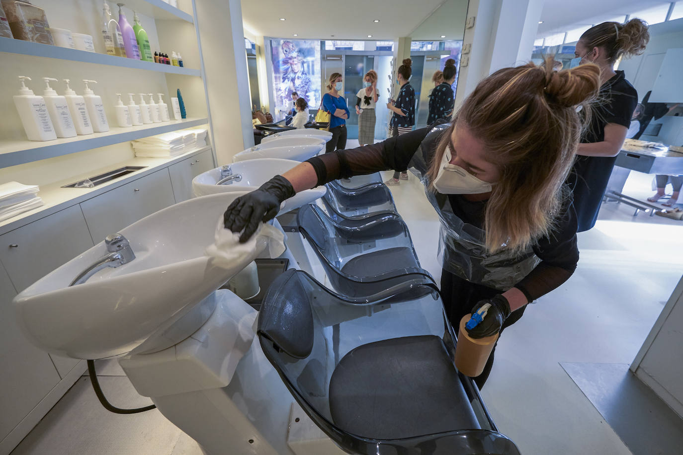 Excepto las peluquerías y algunos servicios muy puntuales con cita previa, los negocios que han abierto este lunes sus puertas en Cantabria son una excepción