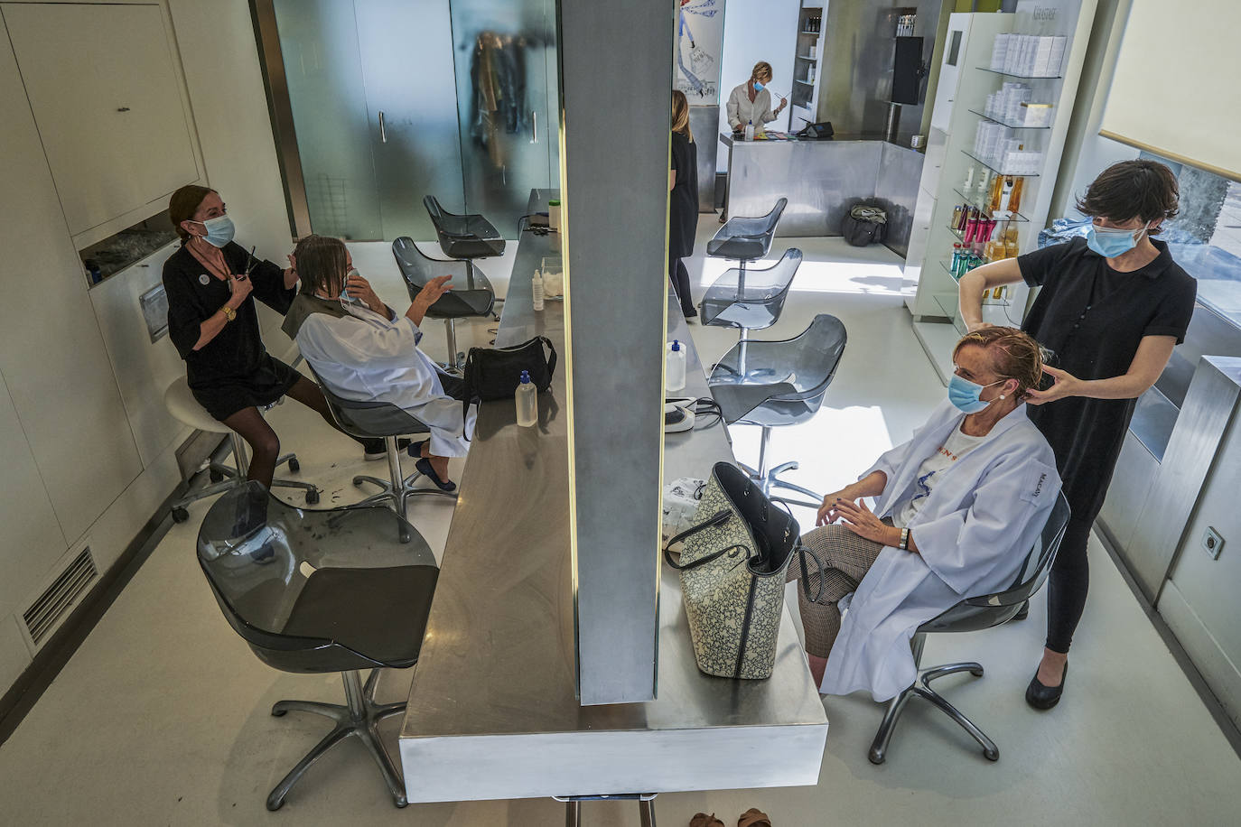 Excepto las peluquerías y algunos servicios muy puntuales con cita previa, los negocios que han abierto este lunes sus puertas en Cantabria son una excepción