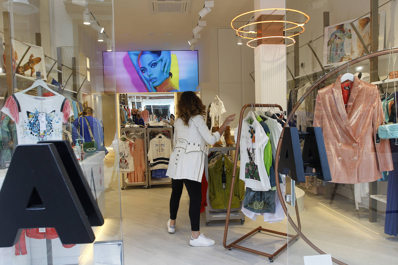 Los comercios y negocios de Torrelavega están abriendo sus puertas con las medidas obligadas en esta 'fase 0' de desescalada, en un día en el que el consejero Francisco Martín y el alcalde de la ciudad han recorrido las calles del centro para animar a comprar en el comercio de proximidad.