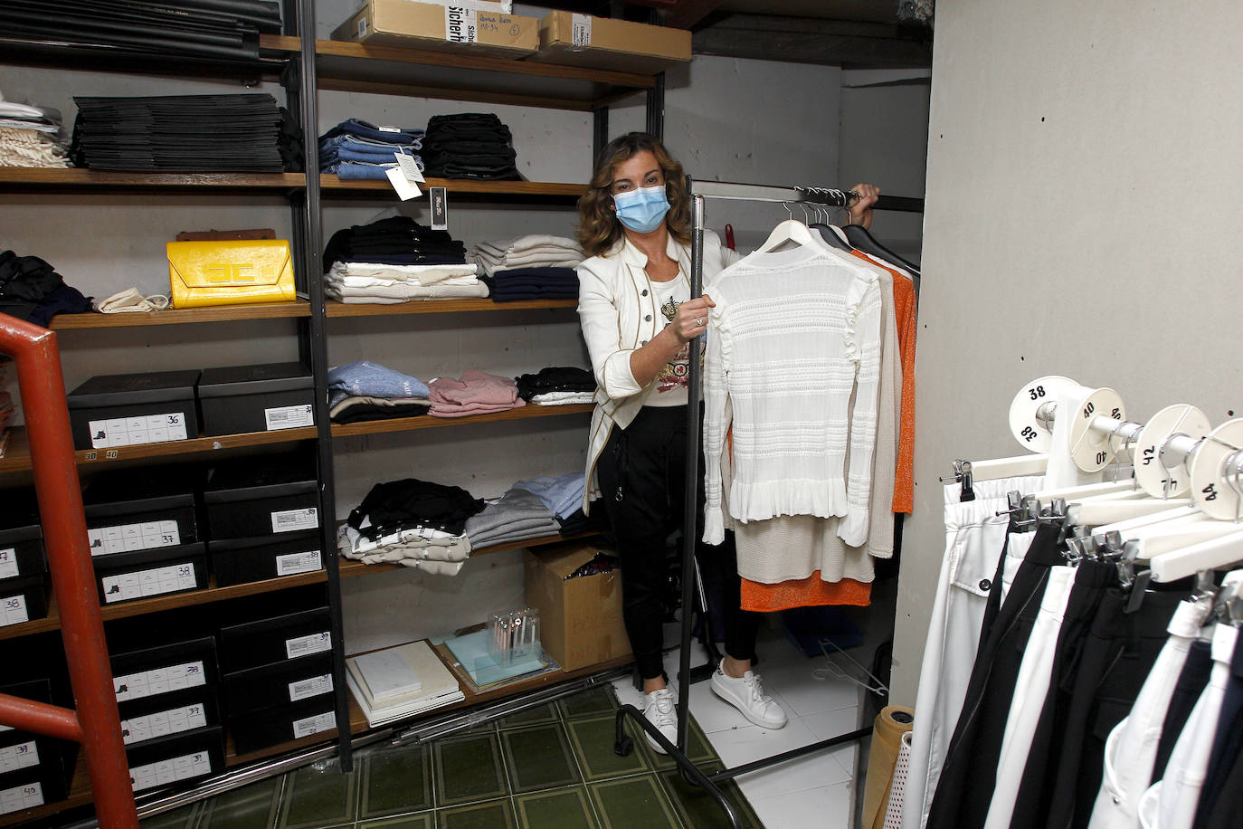 Los comercios y negocios de Torrelavega están abriendo sus puertas con las medidas obligadas en esta 'fase 0' de desescalada, en un día en el que el consejero Francisco Martín y el alcalde de la ciudad han recorrido las calles del centro para animar a comprar en el comercio de proximidad.