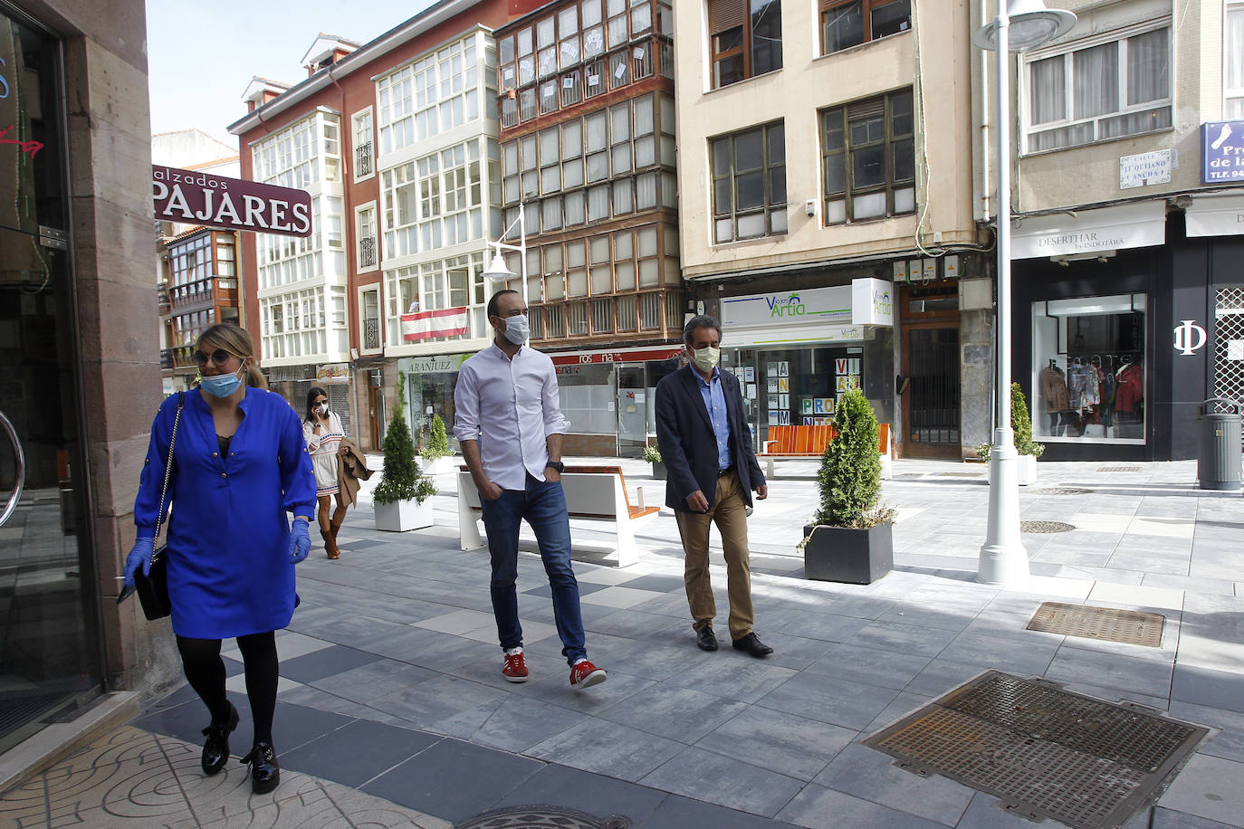 Los comercios y negocios de Torrelavega están abriendo sus puertas con las medidas obligadas en esta 'fase 0' de desescalada, en un día en el que el consejero Francisco Martín y el alcalde de la ciudad han recorrido las calles del centro para animar a comprar en el comercio de proximidad.