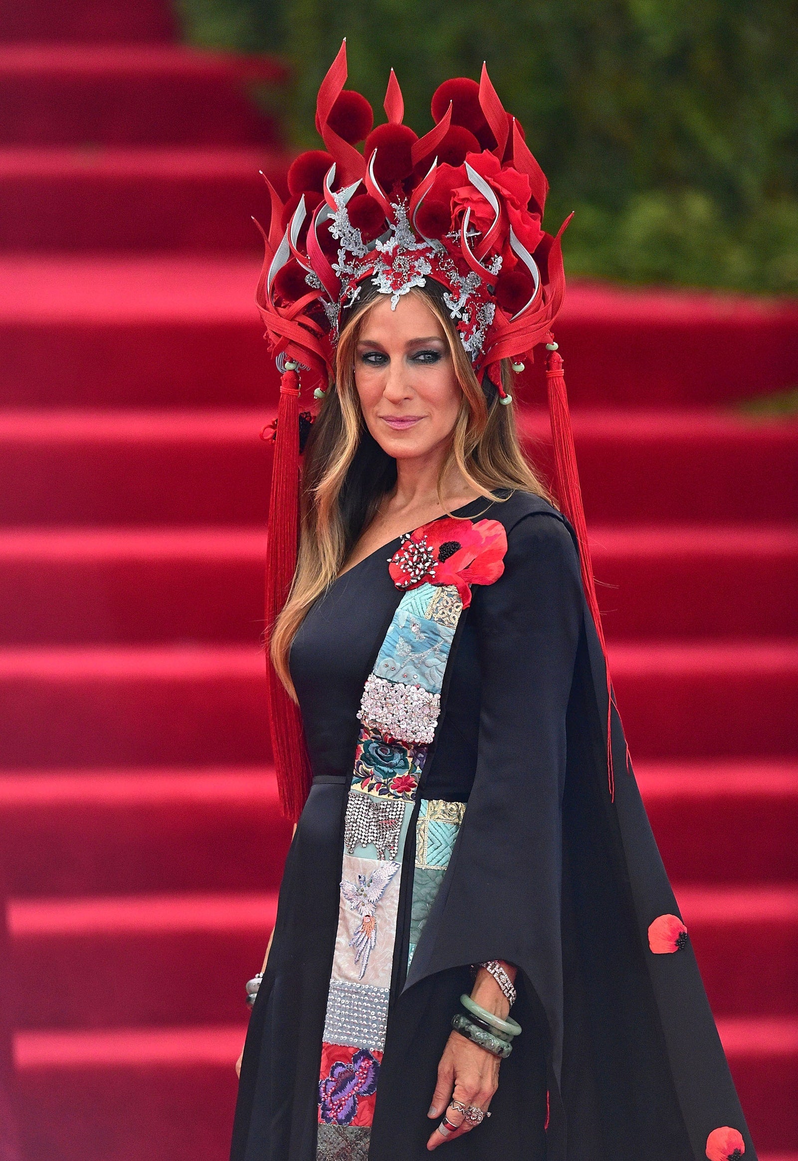 El tocado de los mil memes de Sarah Jessica Parker. También en 2015, año en el que se rendía homenaje a la cultura oriental bajo el título “China a través del espejo”, la actriz Sarah Jessica Parker eligió un voluptuoso tocado del prestigioso sombrerero inglés Philp Treacy que suscitó una oleada irrefrenable de memes en las redes sociales. En contraposición y aunque no lo parezca, su vestido era de H&M y fue confeccionado especialmente para ella.