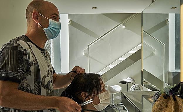 Imagen principal - «Verte bien en el espejo te mantiene con ánimo»