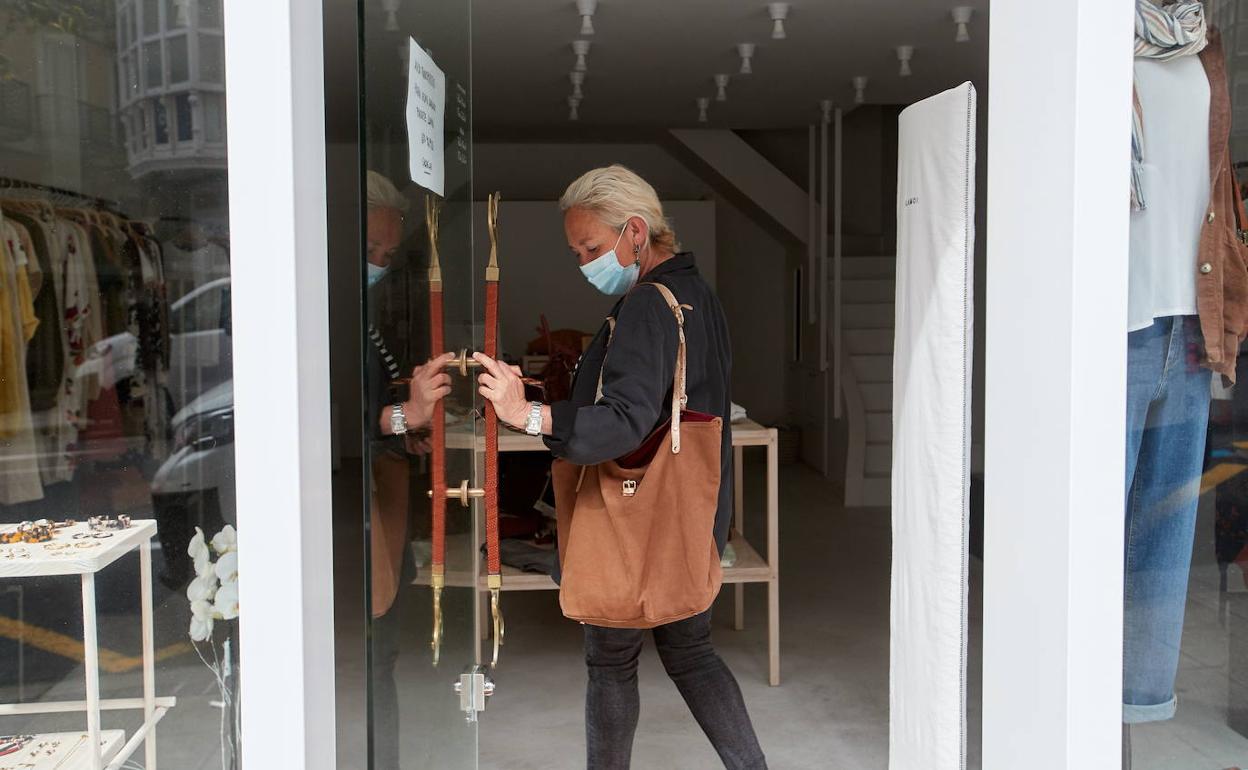 Reapertura de un comercio de Santander.