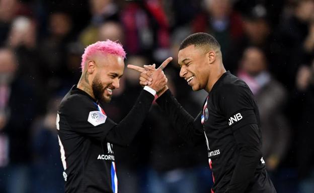 Neymar y Mbappé celebran un gol del PSG. 