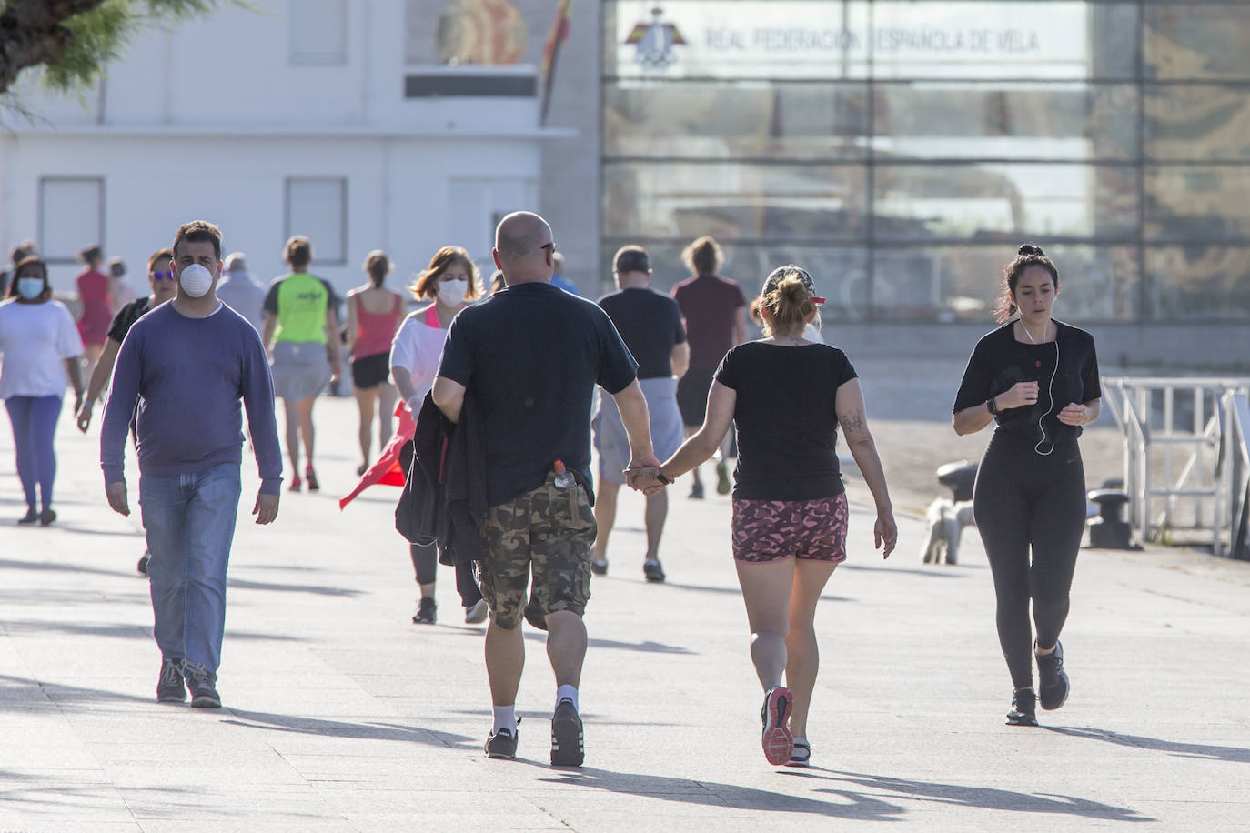 Fotos: De paseo y haciendo deporte este soleado miércoles, aún en estado de alarma