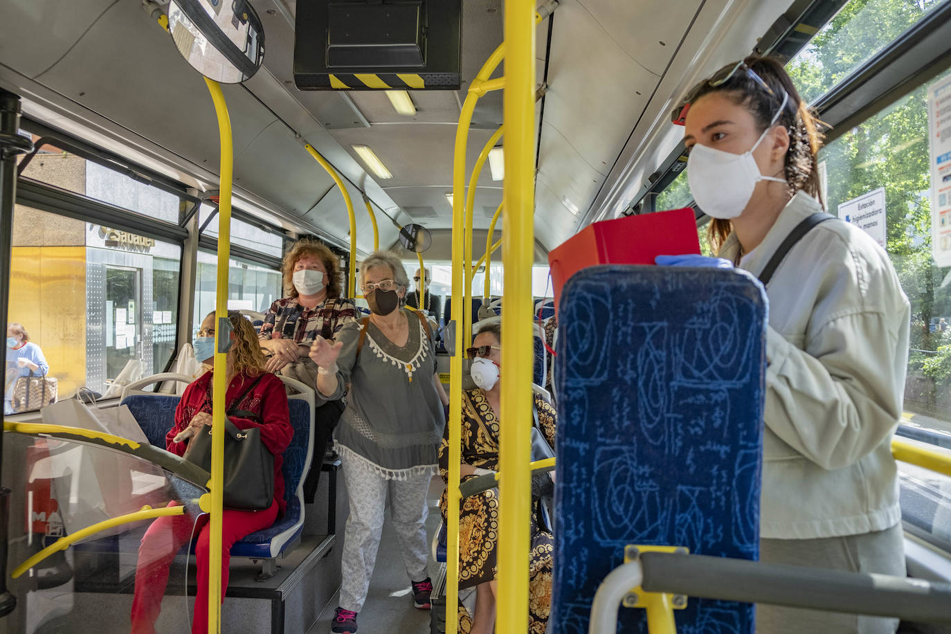 Fotos: Mascarillas y distancia de seguridad en los autobuses de Santander