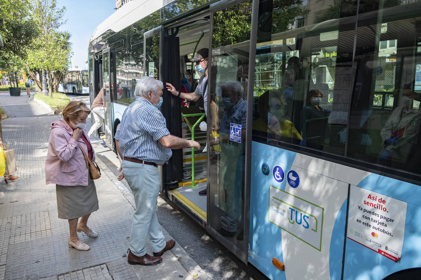 Fotos: Mascarillas y distancia de seguridad en los autobuses de Santander