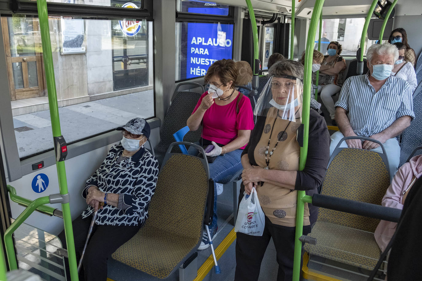 Fotos: Mascarillas y distancia de seguridad en los autobuses de Santander