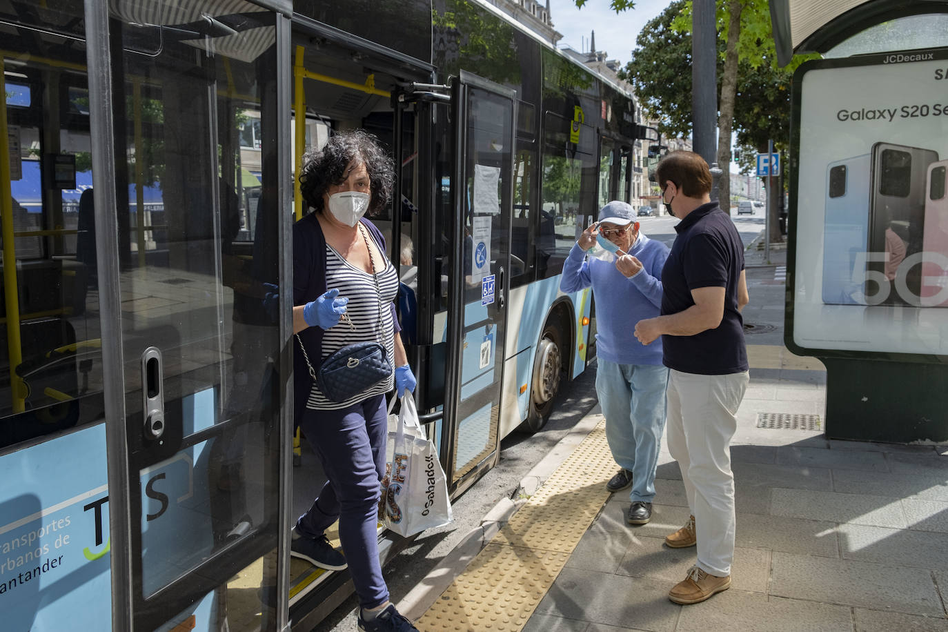 Fotos: Mascarillas y distancia de seguridad en los autobuses de Santander