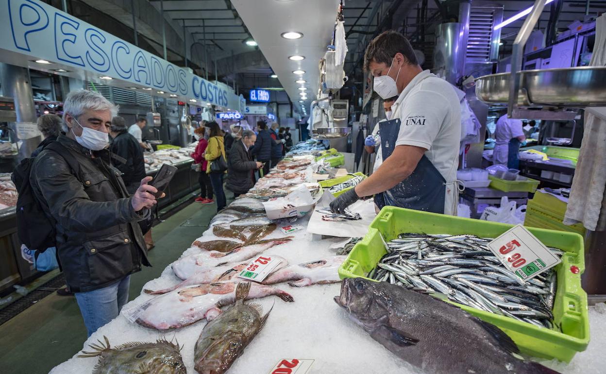 Uno de los puestos de pescado en el Mercado de la Esperanza.