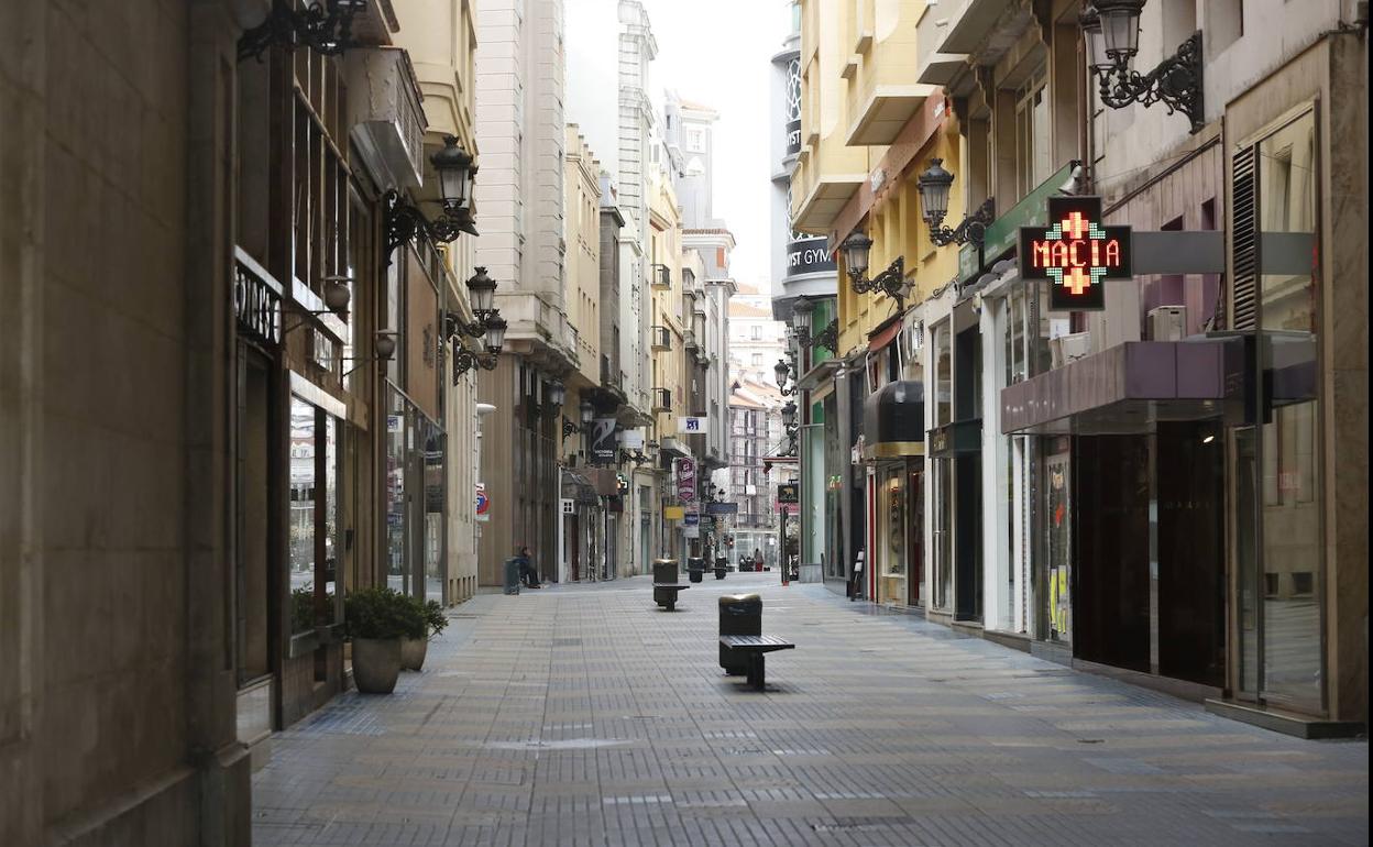 Comercios cerrados en Santander por la crisis del coronavirus.