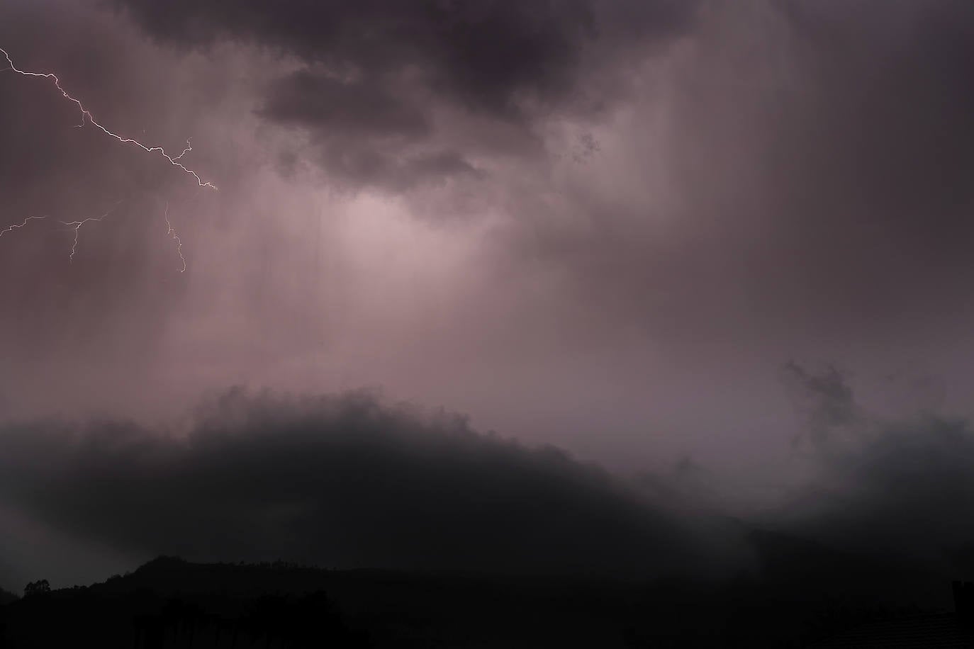 Fotos: Noche de tormenta en Cabezón