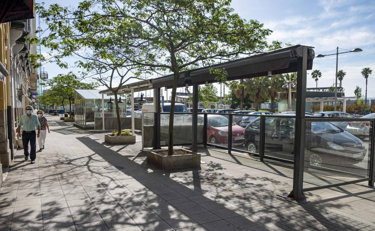 Una terraza de Santander recogida, a la espera de que acabe el confinamiento.