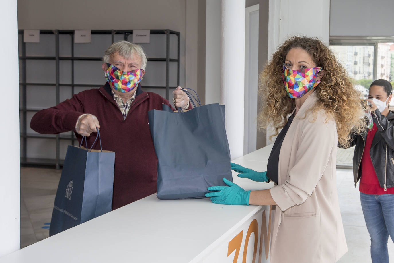 l artista Okuda San Miguel ha diseñado unas mascarillas con su característico juego de colores para obsequiar con ellas a quienes participen en una campaña de recogida de alimentos de la Autoridad Portuaria de Santander (APS).