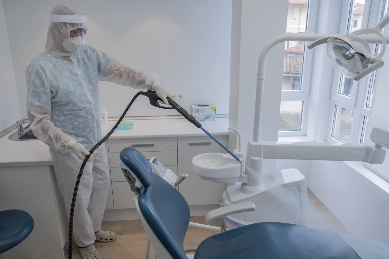 Los dentistas se preparan para reanudar desde el lunes la actividad plena provistos de protección y el sector garantiza que «no subirá los precios».