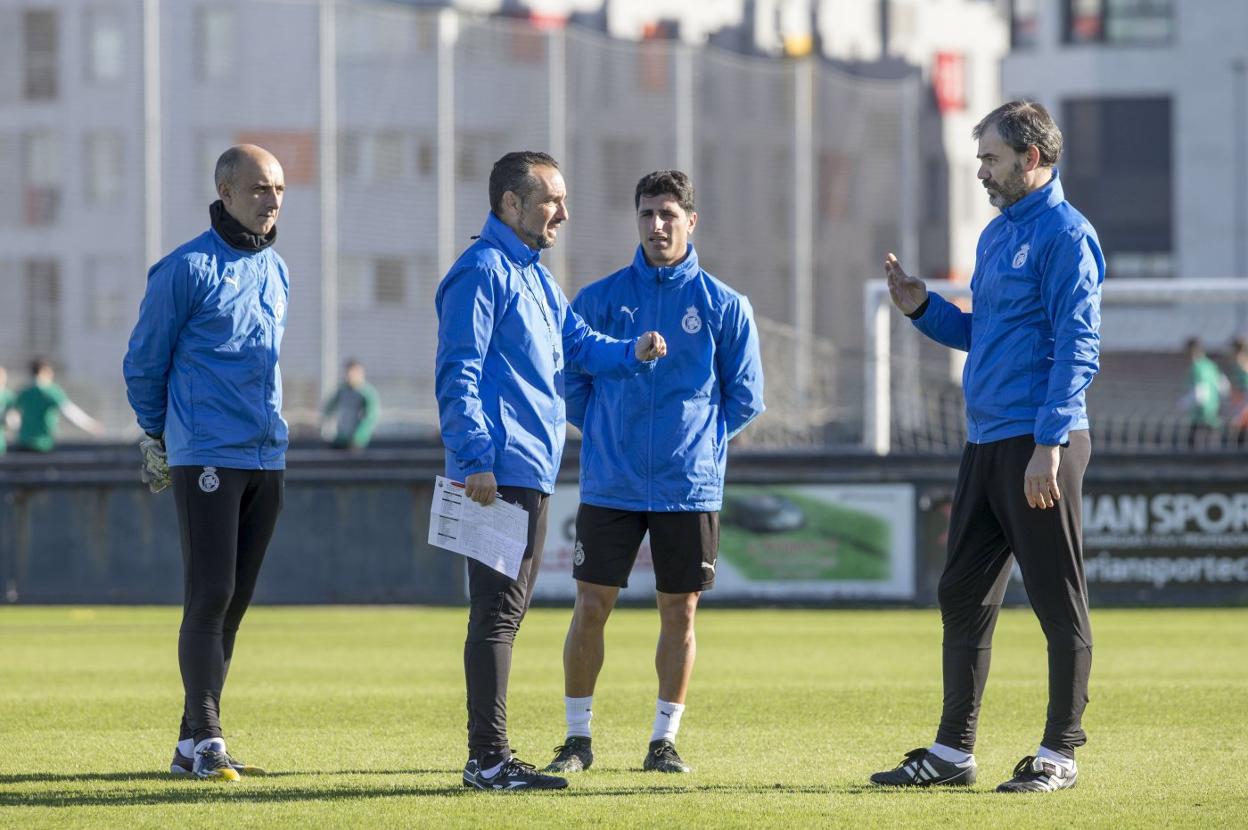 José Luis Oltra, junto a su cuerpo técnico, en un entrenamiento en La Albericia. 