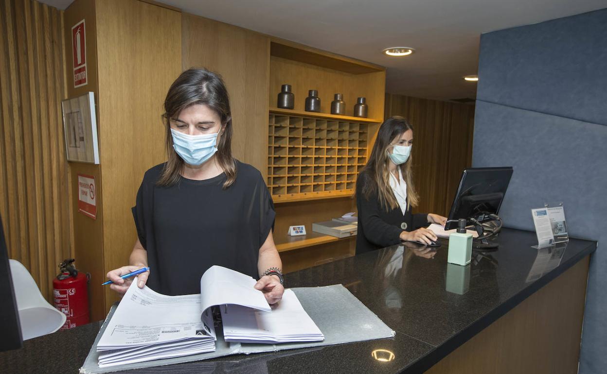 Carmen Carral y Menchu Guadalupe, con los preparativos para abrir desde mañana el Gran Hotel Victoria, en Santander.