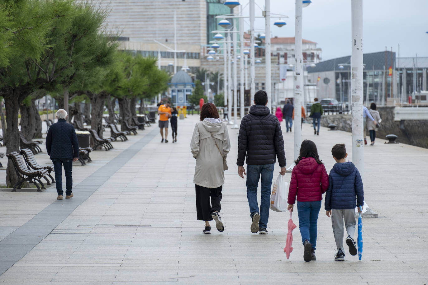 El día lluvioso ha retenido a más gente en la que ha sido la última jornada de la fase cero. Cantabria se prepara ya para entrar en un nuevo nivel de la 'desescalada' con mas comercio abiertos, algunos bares y menos restricciones de movimientos